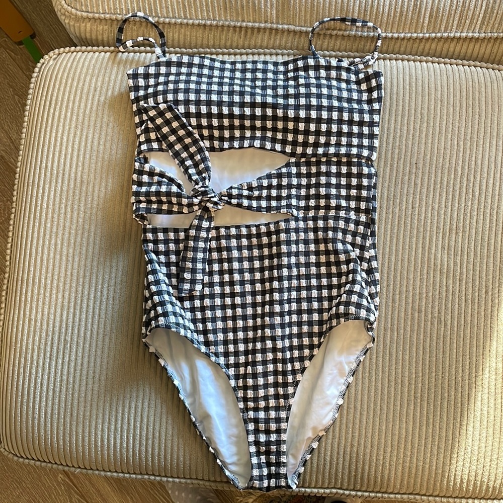 One-piece swim suit with cutout